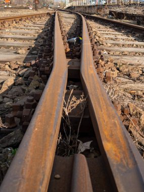 Kırsaldaki eski paslı demiryolu rayları