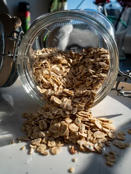 Sağlıklı yiyecek, diyet ve kahvaltı: mutfakta yulaf ezmesi.