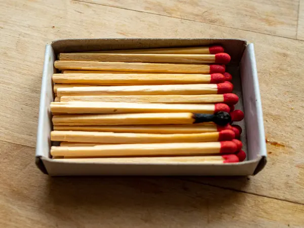 Tahta masada kibrit var..