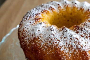 Krema şekerli ev yapımı vanilyalı kek..