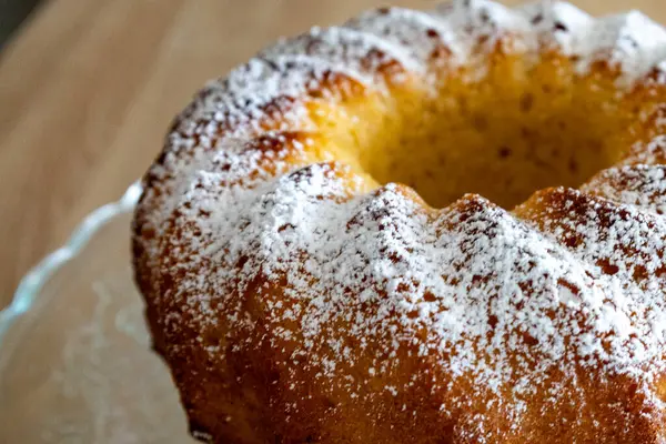 Krema şekerli ev yapımı vanilyalı kek..