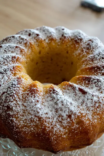 Pudra şekerli tatlı kek.