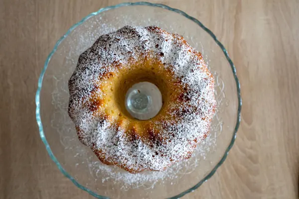 Şekerli ev yapımı yuvarlak pasta..