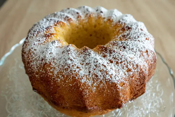 Tatlı ve ekşi kremalı pasta ve şeker tozu..