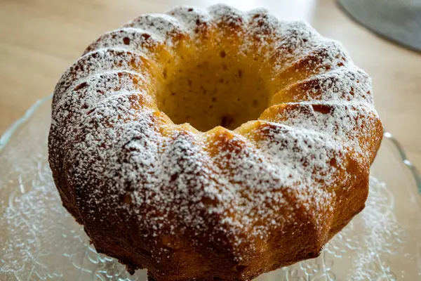 Pudra şekerli ev yapımı tatlı pasta.