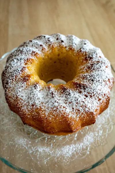 Bir parça şekerli kek ve bir bardak süt.