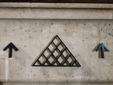 Roma caddesindeki yol tabelasının yakın çekim görüntüsü.