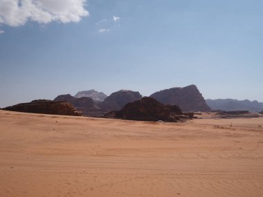 Wadi Rom Çölü, Jordan. Vadi romunun kum tepeleri büyük bir kaya ve kumtaşıdır. Ortadaki manzara. Ürdün.