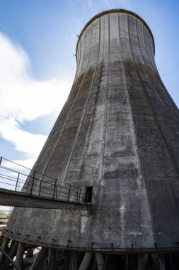 Kırsal kesimde nükleer enerji santrali. Nükleer santral eski, paslı bir metal yapıdır..