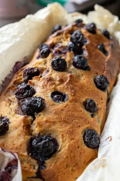 Ev yapımı yabanmersini ve tarçınlı rulo. seçici odak.