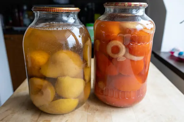 İki kavanoz sebze turşusu.