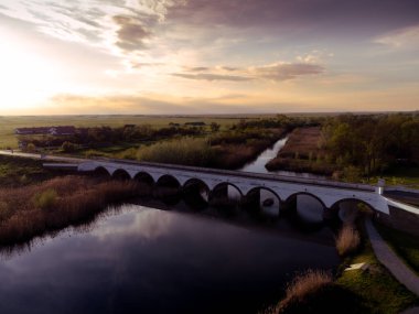 Nehrin havadan görünüşü ve gün batımında küçük bir köy.