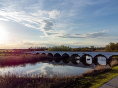 Akşamları nehrin üzerinde gün batımı