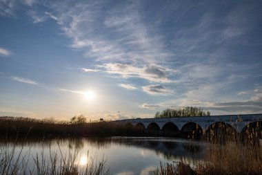 Nehir ve gölü olan güzel bir manzara.