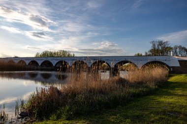 Parktaki nehrin köprüsü