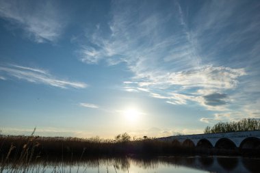Gölün üzerinde güzel bir gün batımı