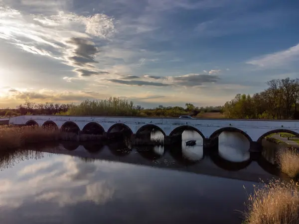 kanal üzerinden günbatımı
