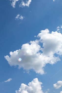 Beyaz bulutlu mavi gökyüzü