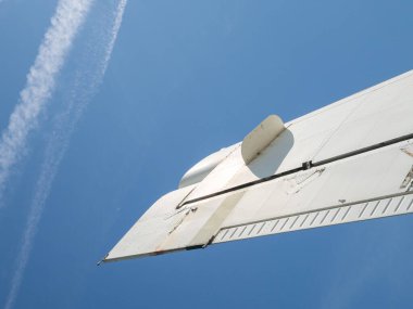 mavi gökyüzü arkaplanındaki uçak