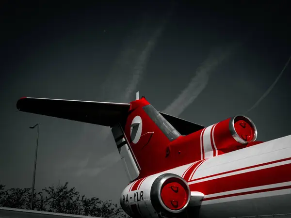 Bulutlarla uçan bir uçak. 3d oluşturma