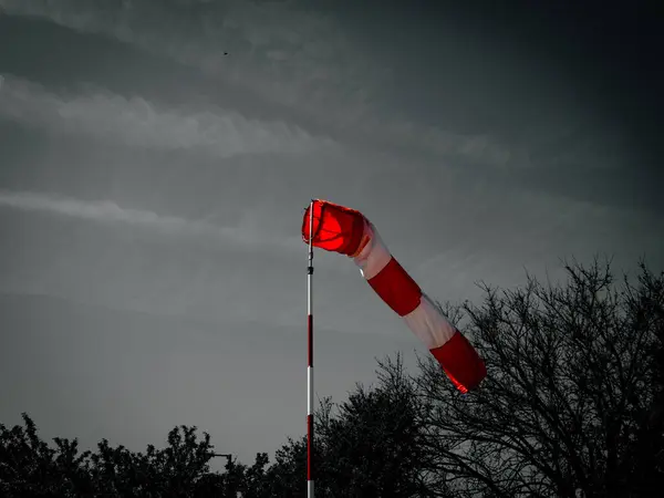 kırmızı ve beyaz bulutlar ve gökyüzü