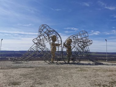 Anıt tepenin üstünde yer almaktadır. Anıt, krasnaya gora şehrinde yer almaktadır..