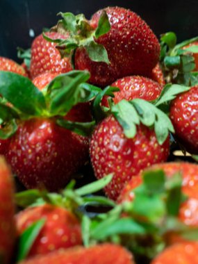 Sepetteki taze çilekleri kapatın.