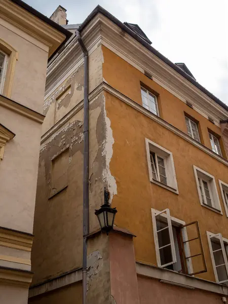 Varşova, Polonya - 18 Ağustos, 202: İş merkezinde modern gökdelenleri olan şehir manzarası.