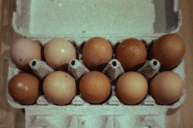 Masadaki karton kutuda taze tavuk yumurtası.