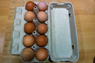 Mutfakta tavuk yumurtası olan bir kutu. Yumurtaya karşılık yumurta.