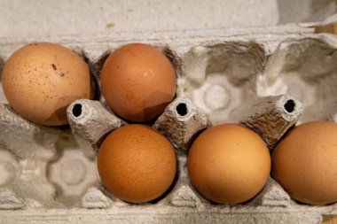 Karton kutuda yumurtalar, üst manzara..