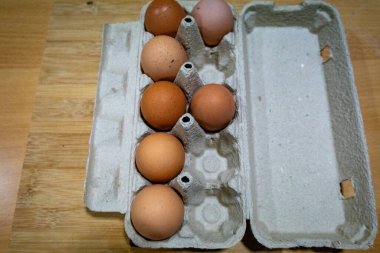 Kutuda tavuk yumurtası, üst manzara..