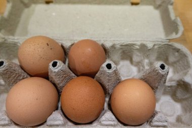 Tahta bir kutuda taze tavuk yumurtası