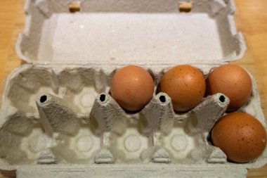 Karton kutuda tavuk yumurtası
