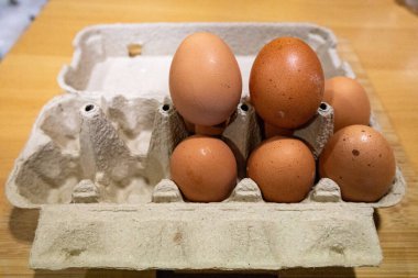 Karton kutuda tavuk yumurtası. Kutuda tavuk yumurtası.