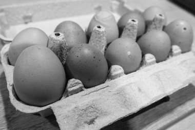 Siyah ahşap arka planda kutu içinde yumurtalar