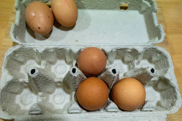 Kutudaki tavuk yumurtasının üst görüntüsü.