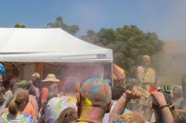 Holi, Hindistan, 0 5 Ağustos 217: Genç Hintli adam ve bir kadın renkli Holi festivalinde