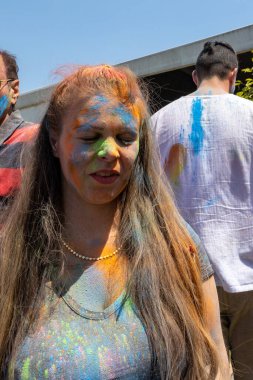 Gökkuşağının renginde insanlar