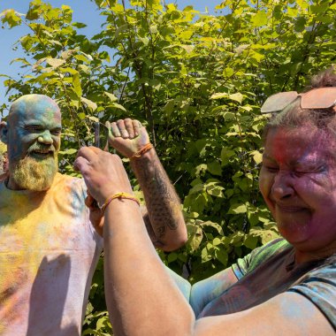 Yüzü boyalı genç bir çift.