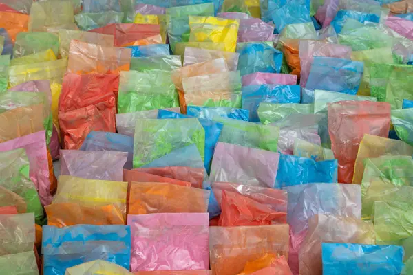 Sırayla su dolu plastik torbalar.