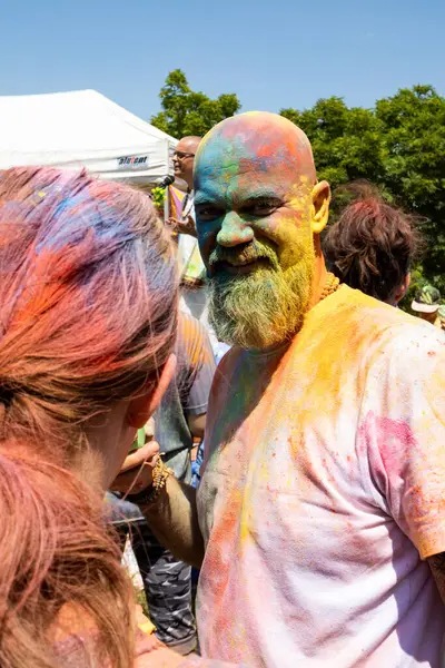 Renkli holi pudralı bir adam