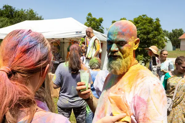 Kyiv, Ukrayna - 12 Mayıs, 20 0 18: Holi renk festivalini kutlayan insanlar. İnsanlar renkli toz renginde eğleniyor.