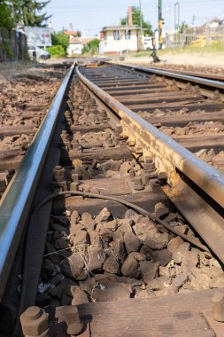 eski paslı demiryolu parça