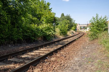 Demiryolları ve yeşil çimenleri olan eski tren istasyonu.