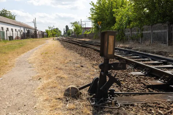 Paslı metal rayları olan eski tren istasyonu..