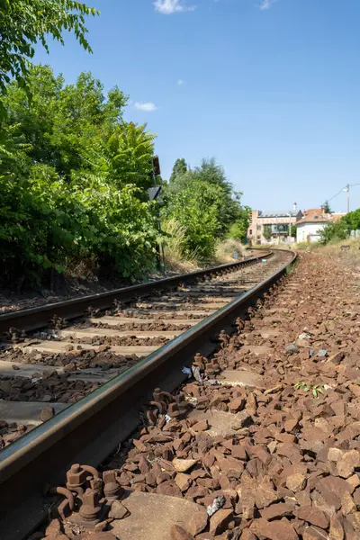 Arka planda mavi gökyüzü olan raylar.