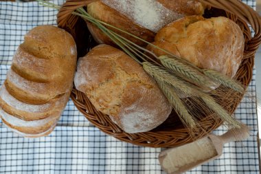 Tahta bir masada taze ekmek ve ekmek.