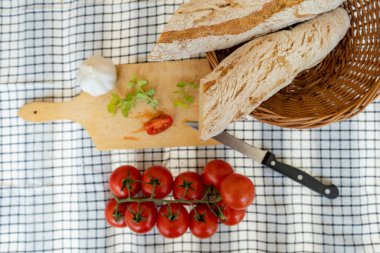 Tahta masada domatesli ve sarımsaklı ekmek..
