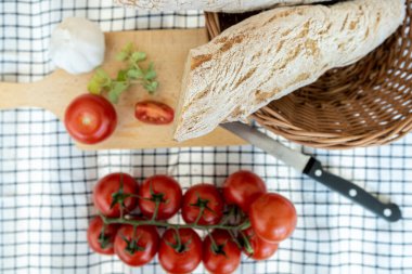 Taze fırında domates, fesleğen, sarımsak ve peynir ahşap masada.